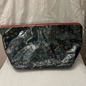 Like New Roller Rabbit Hampton Toiletry Bag,Dark Teal Green. Perfect for travel!